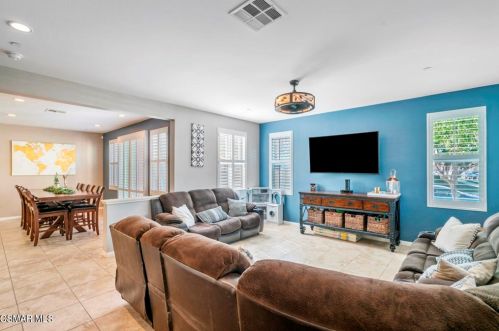 3204 Lisbon Ln, Oxnard CA 93036-7623 exterior