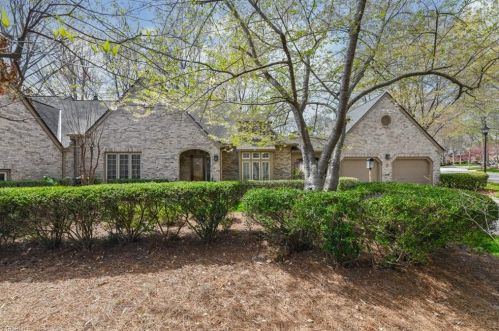 21 Sturbridge Ln, Greensboro, NC 27408-3844