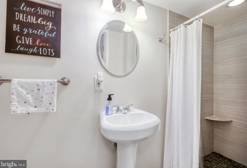 10902 Barton Hill Ct, Herndon VA  20191-5000 exterior