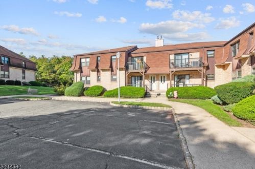 911 Yorkshire Dr, Flemington, NJ 08822-1849
