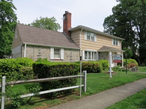 70 Peter Ln, New Hyde Park, NY 11040-1808