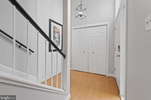 11188 Forest Edge Dr, Herndon, VA 20190-4031