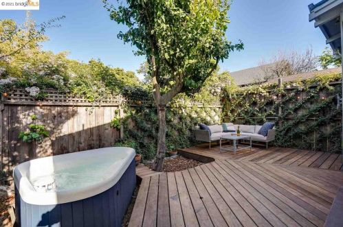 5912 Fremont St, Oakland CA 94608-2217 exterior