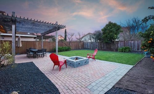 1056 Esparto Ct, Windsor CA  95492-7807 exterior