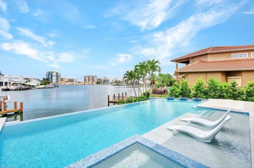 3401 Crayton Rd, Naples FL 34103-3515 exterior