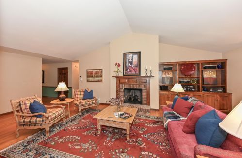 10608 Magnolia Dr, Thiensville, WI 53092-5054