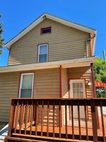 220 Columbia Ave, Somerset PA  15501-1934 exterior