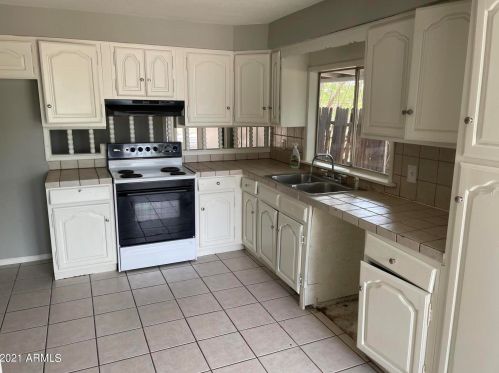6725 55th Ave, Glendale, AZ 85301-3301