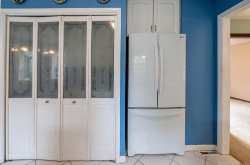 15 Independence Ln, North Haven CT  06473-1517 exterior