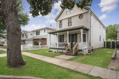 301 10th St, New Hyde Park, NY 11040-5552