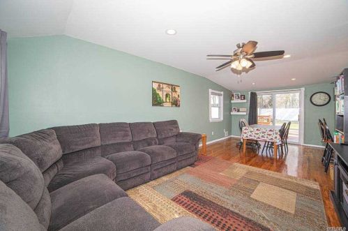 1421 Lombardy Blvd, Bayshore, NY 11706-4046