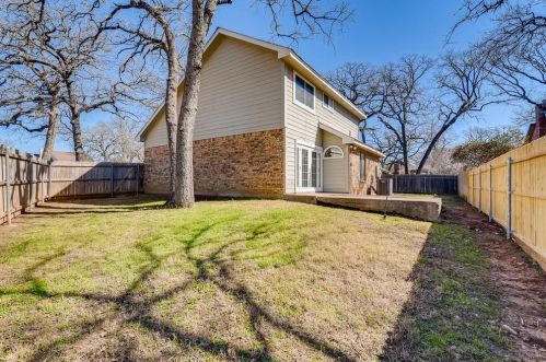 500 Holliday Ln, Euless, TX 76039-4233