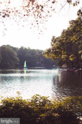 3709 Whispering Ln, Falls Church VA  22041-1121 exterior