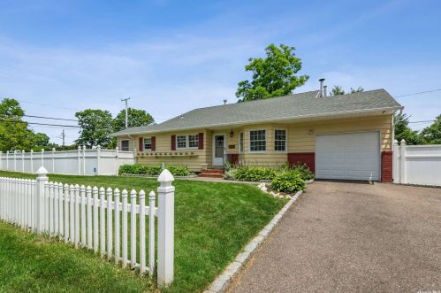 2 Diane Ct, Elwood, NY 11731-2510