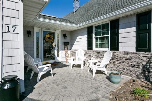 17 Manta Ct, Oakdale, NY 11769-2256