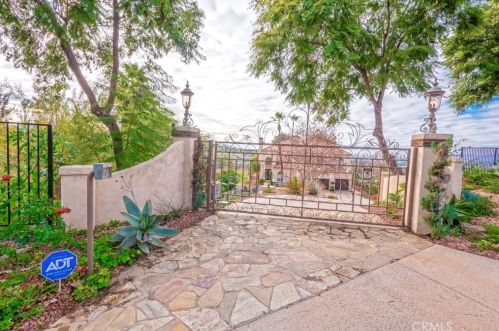 7007 Golden Vale Dr, Riverside, CA 92506-5688
