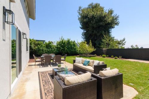 7012 Bobhird Dr, San Diego CA 92119-1404 exterior