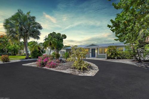 1271 12th St, Naples FL  34102-5225 exterior