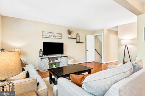 2314 Horseferry Ct, Herndon VA  20191-2718 exterior