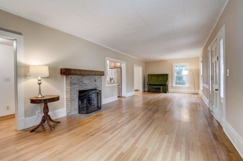 144 Woodland Ln, Oconomowoc, WI 53066-2731