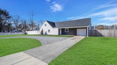 142 Holbrook Rd, Holbrook, NY 11741-1323