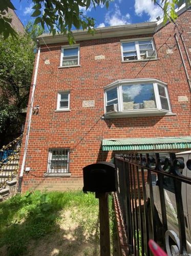 1528 Ericson Pl, Bronx, NY 10461-5415