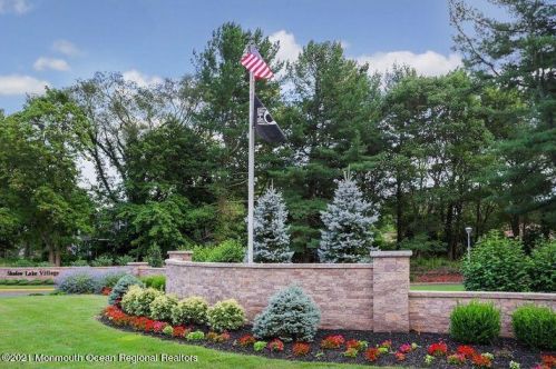 7 Dickinson Ct, Tinton Falls, NJ 07701-5401