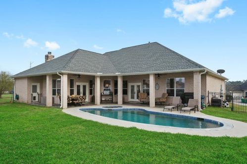5920 Oak Leaf Ct, Conroe, TX 77304-5620