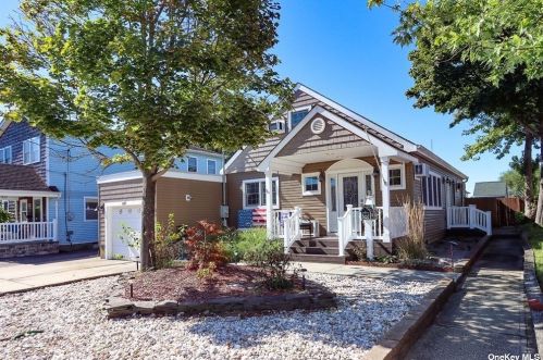637 9th St, North Lindenhurst, NY 11757-5543