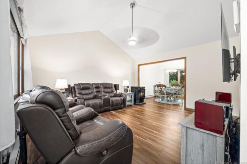 39 Castle Hill Dr, Bethel, CT 06801-1202