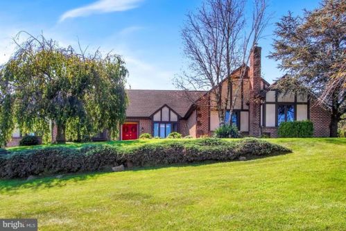 28 Rosewood Dr, Brownstown, PA 17508-5089