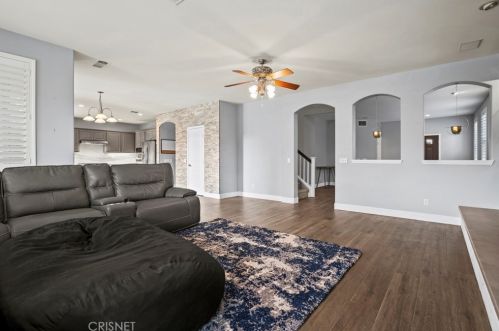27836 Mariposa Ln, Santa Clarita CA  91384-4114 exterior