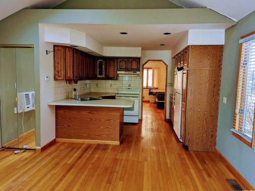 65 Peters Ln, Babylon, NY 11703-5104