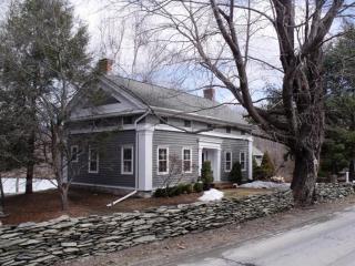 201 Lakeview Rd, Craryville, NY 12521-5518