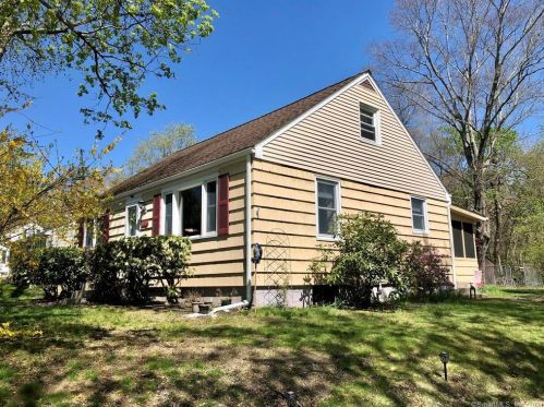 120 Lake St, Moosup, CT 06354-1134