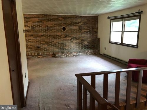 24 Barn Dr, Paradise Park, PA 17068-8657