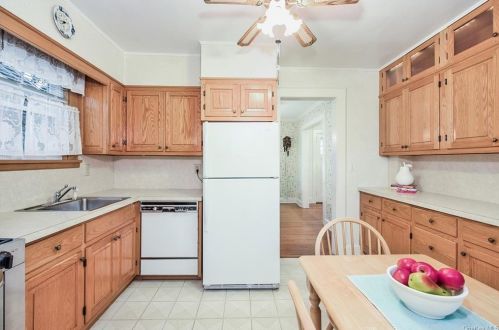 233 Chatterton Pkwy, White Plains NY  10606-2235 exterior