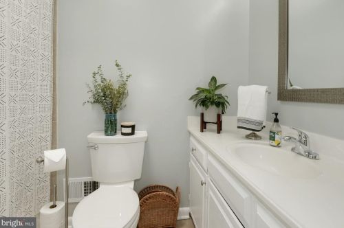 1268 Redwood Ct, Herndon VA  20170-3634 exterior