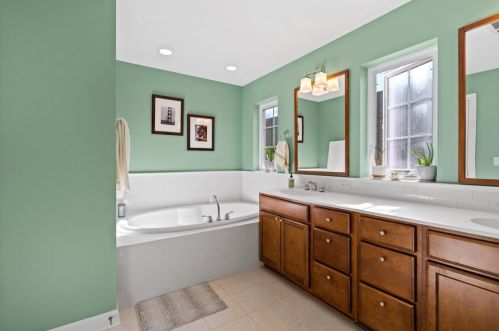 1465 Glen Oaks Ln, Thiensville WI  53092-2954 exterior