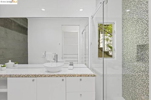 1560 Grand View Dr, Berkeley CA 94705-1637 exterior