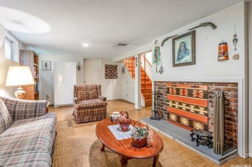 14 Oakledge Dr, Elwood NY  11731-3718 exterior