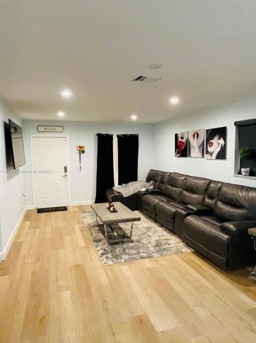 7371 173rd Dr, Hialeah FL  33015-8427 exterior