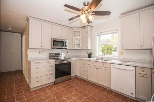 37 Winter Ln, Hicksville NY  11801-6219 exterior