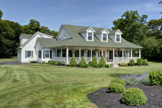 2827 Cox Neck Rd, Mattituck, NY 11952-1464