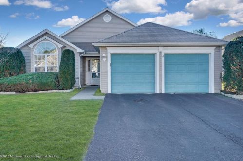31 Morning Glory Ln, Lakewood, NJ 08701-5718