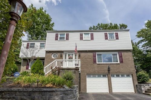 711 Artvue Dr, Pittsburgh, PA 15243-1615