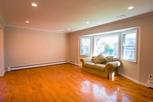 32 Maryland St, Huntington Station NY 11746-6945 exterior