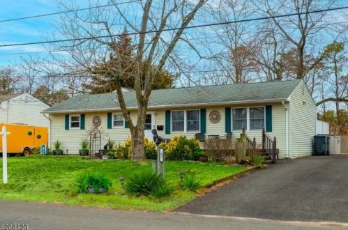 62 Parkway Dr, Bricktown, NJ 08723-3340