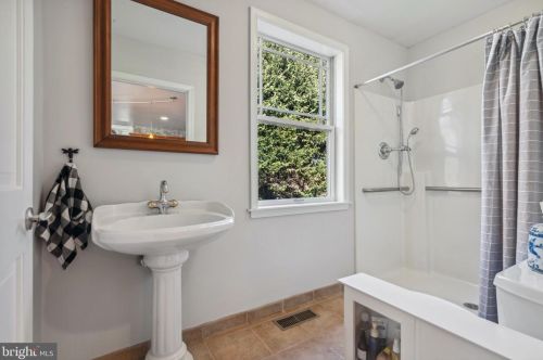 737 Hoover Rd, Blue Bell PA  19422-2015 exterior