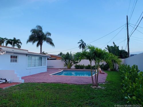 7898 173rd St, Hialeah FL  33015-3855 exterior